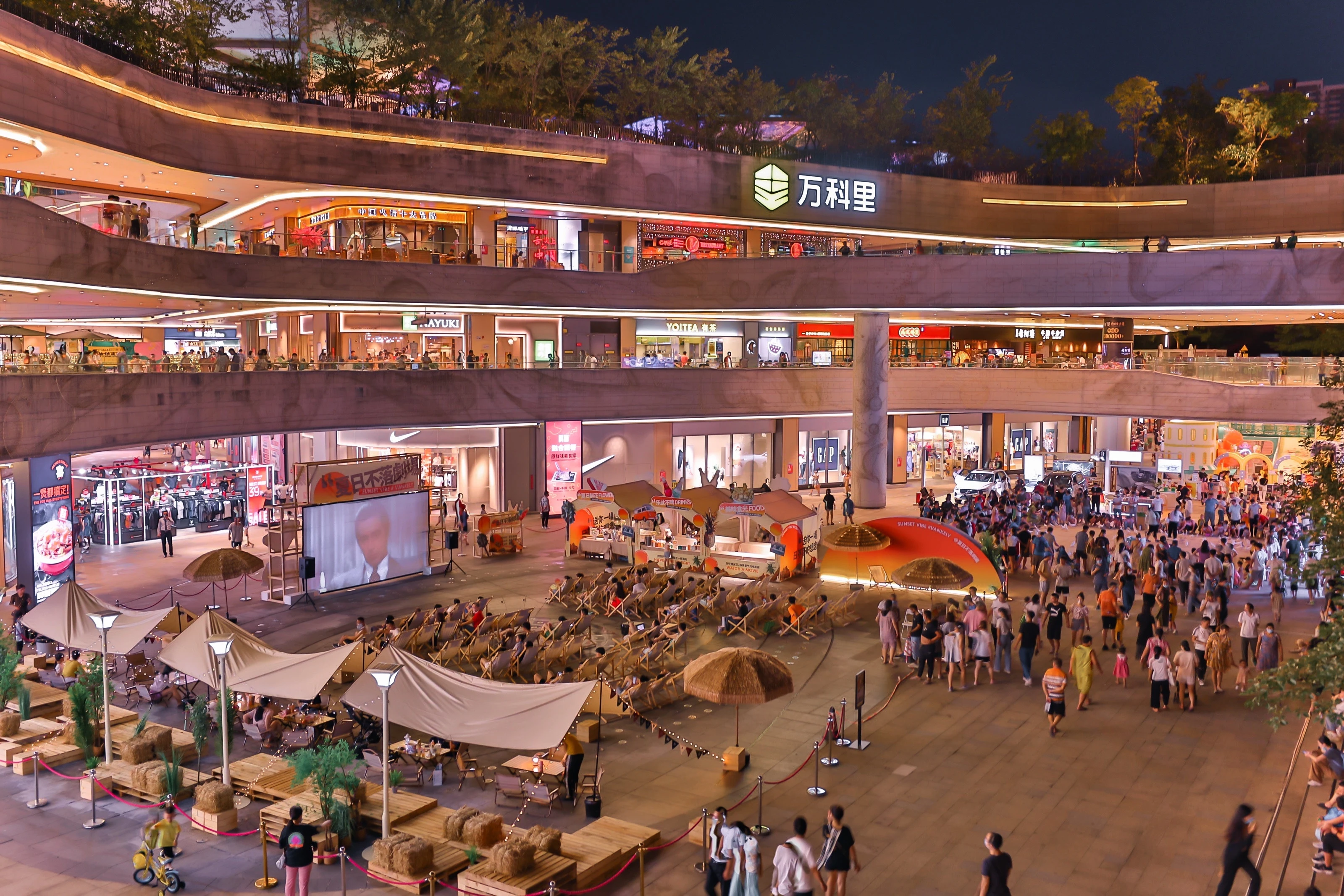其中,龙岗万科广场立足打造深圳东部国际轻奢购物中心;龙城万科里则