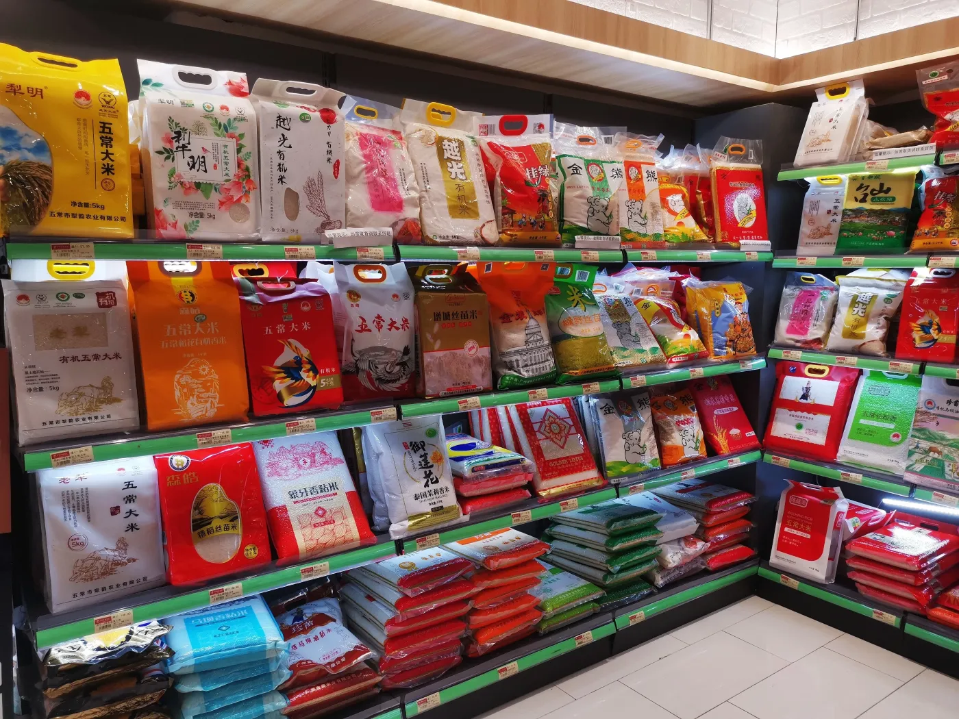 不慌广州各大商超加大备货量海珠超市市场均正常开放