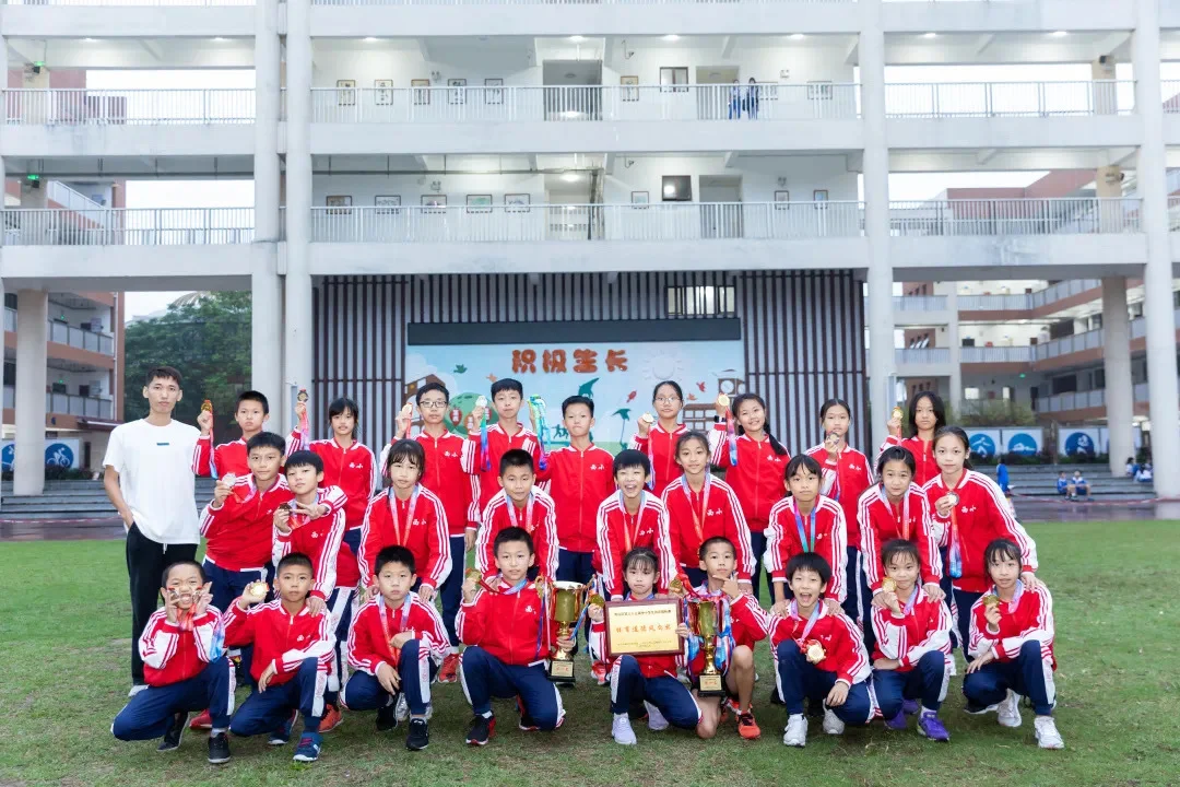 连续两年夺冠西丽小学田径队再夺区田径运动会团体总分第一