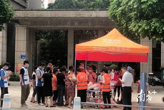 保险知识"进社区""进校园"活动,工作人员通过布置宣传展台,悬挂横幅