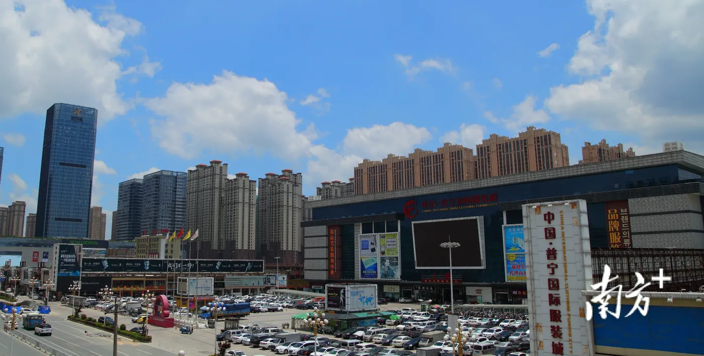 同时,流沙东街道大力实施品牌战略,认真落实 "民营经济十条""实体经济