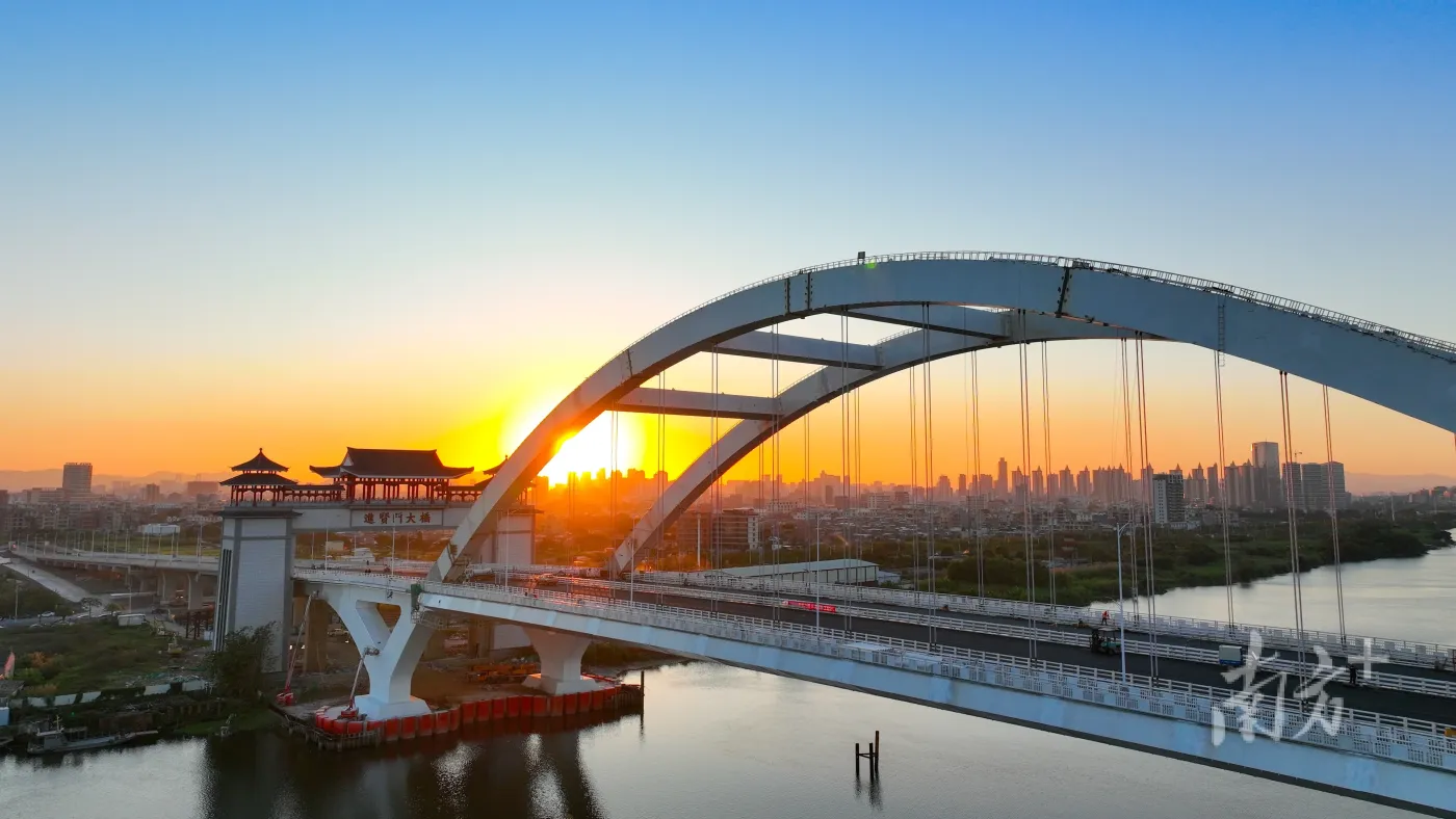 网红新地标跟着南方镜头看建设中的进贤门大桥