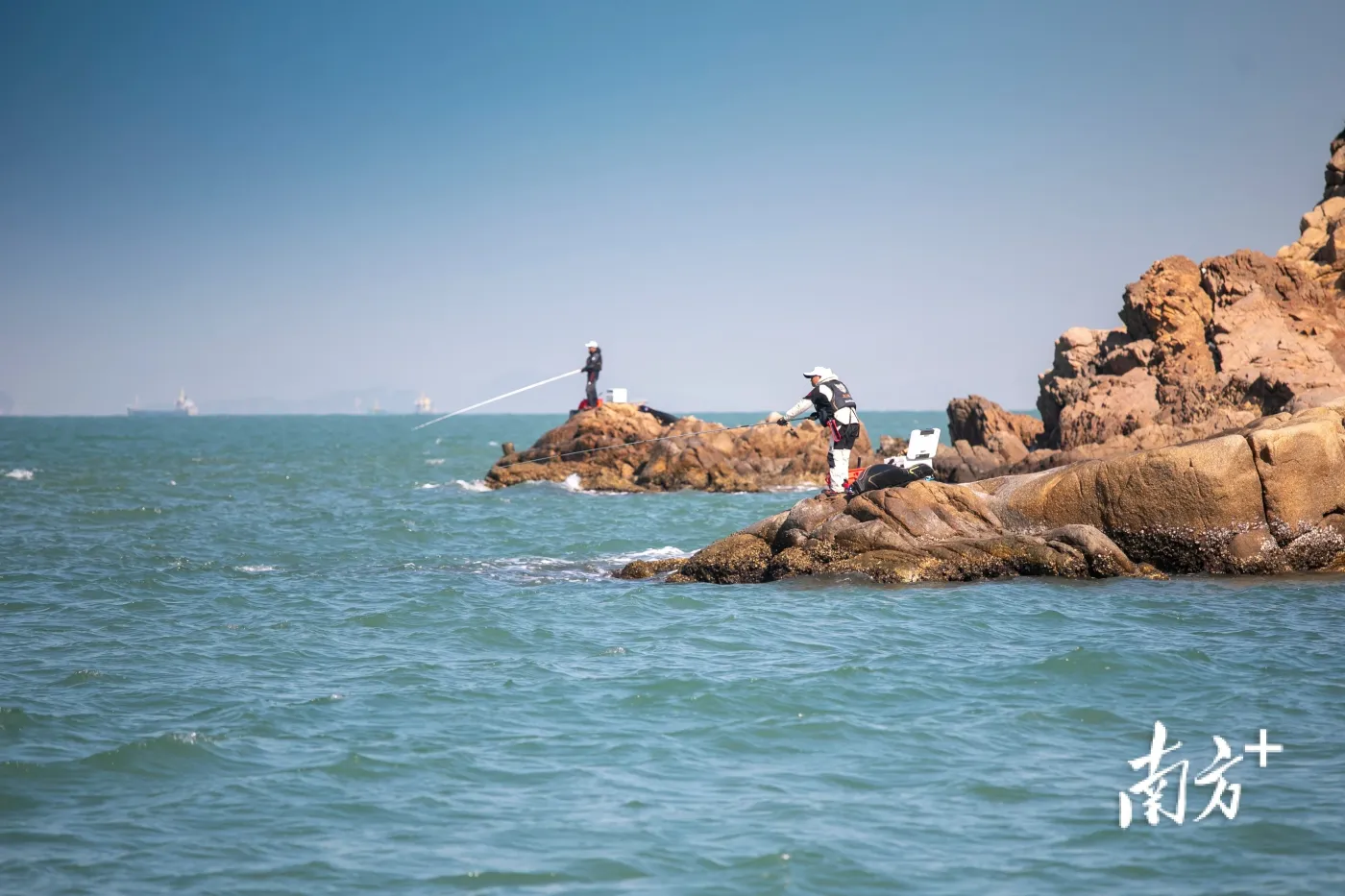 总决赛的方式来实施,通过在桂山岛,万山岛,外伶仃岛设置分站赛,让海钓