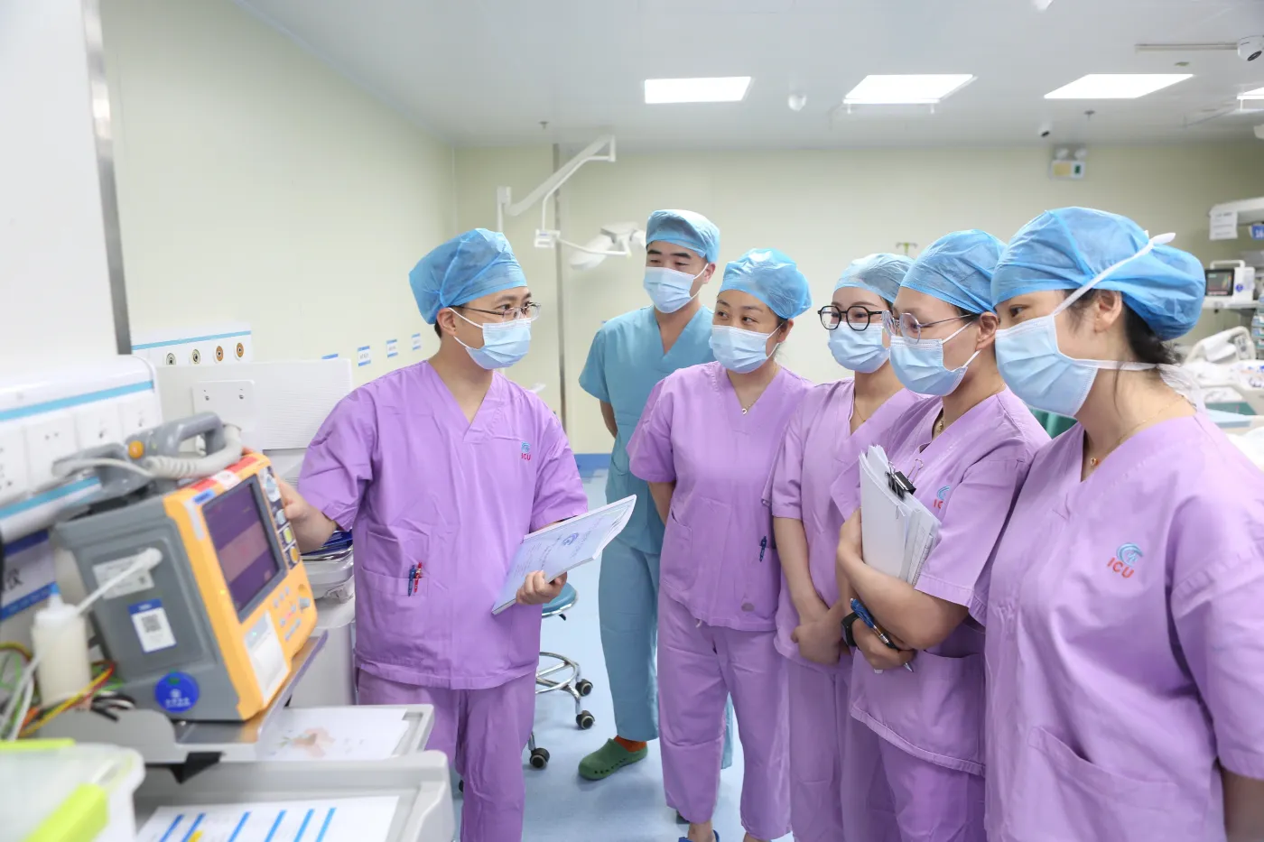 七秩正芳华!龙华区中心医院举行"三甲"揭牌暨70周年院庆仪式