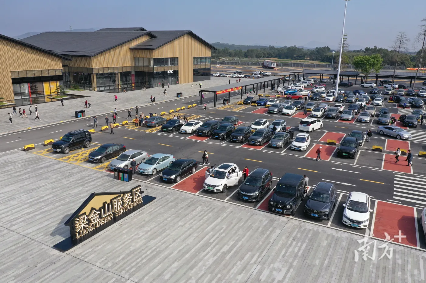 车流量陆续增多沈海高速梁金山服务区年味十足