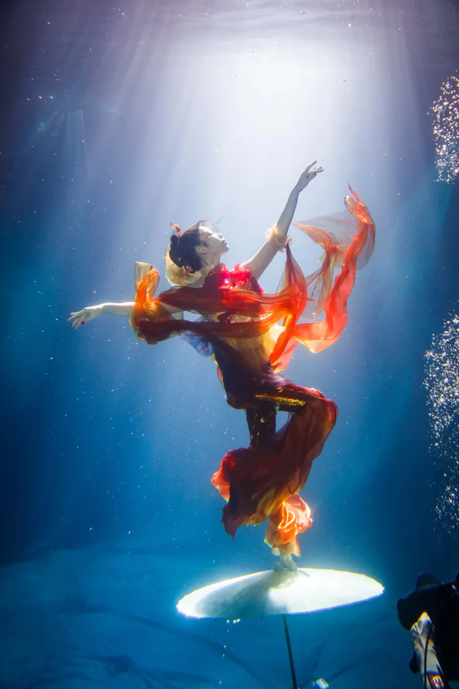 太美了!《洛神水赋》之后她的水舞又刷屏,汪文斌点赞!