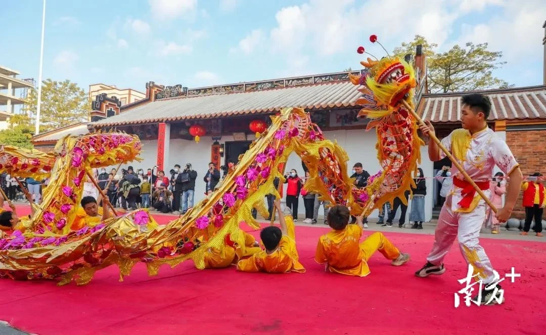 龙腾狮跃闹新春调顺年例少不了的舞龙舞狮