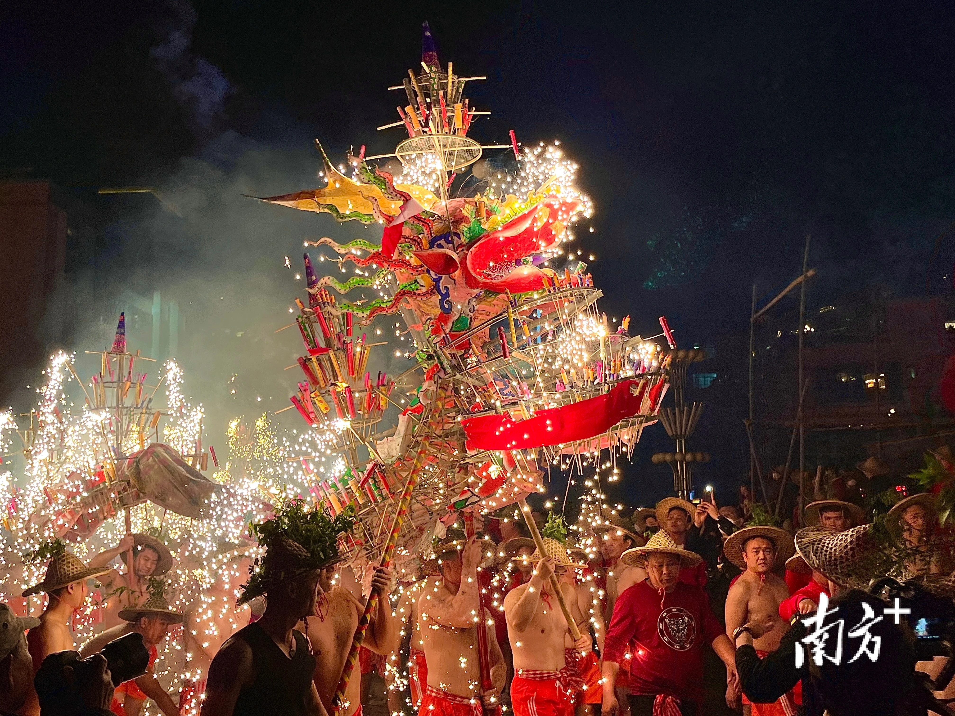 巨龙喷火烟花冲天揭阳乔林烟花火龙震撼上演民俗闹新春