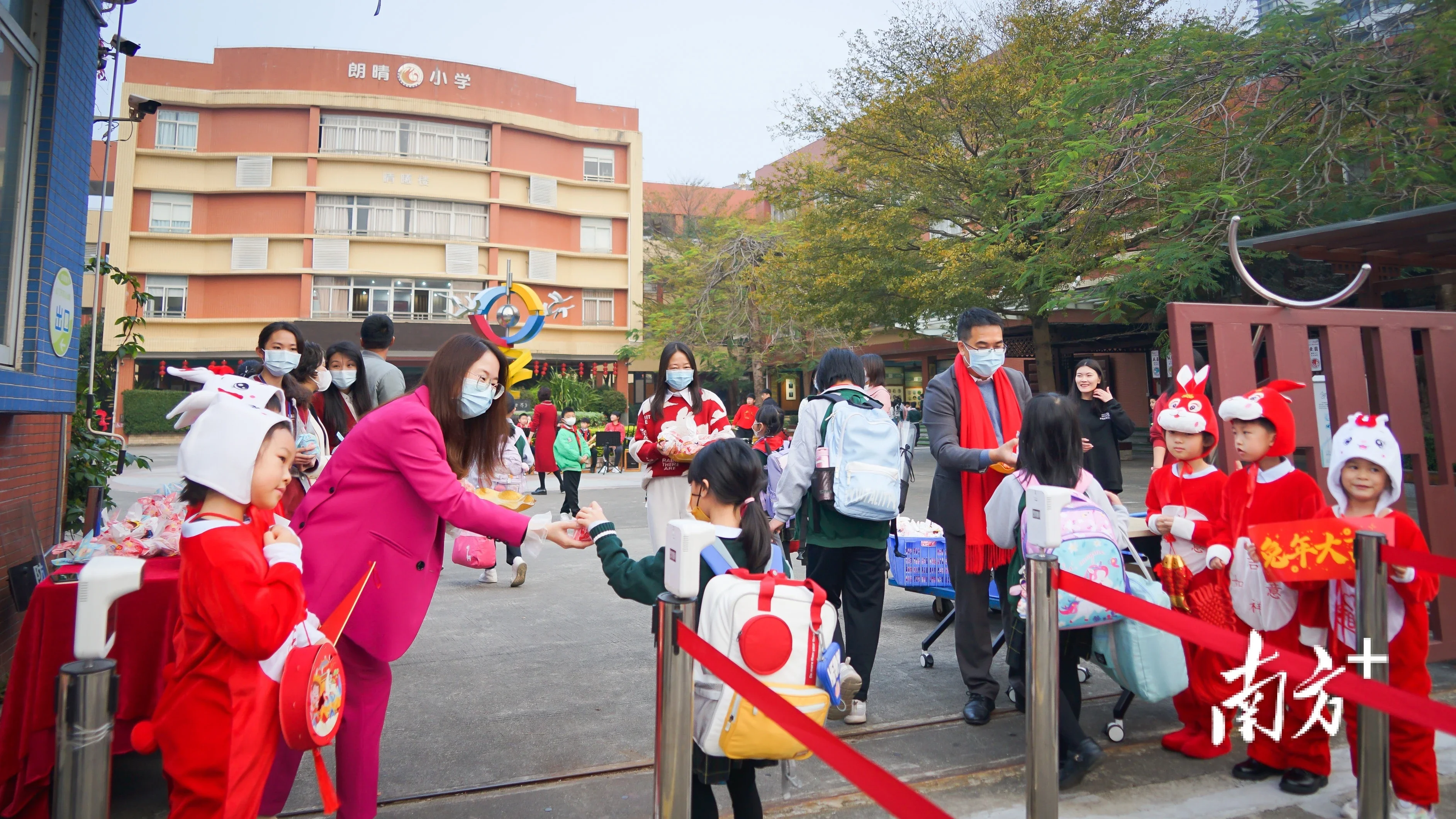 图集萌兔迎新中山朗晴小学逾三千名学子喜开学