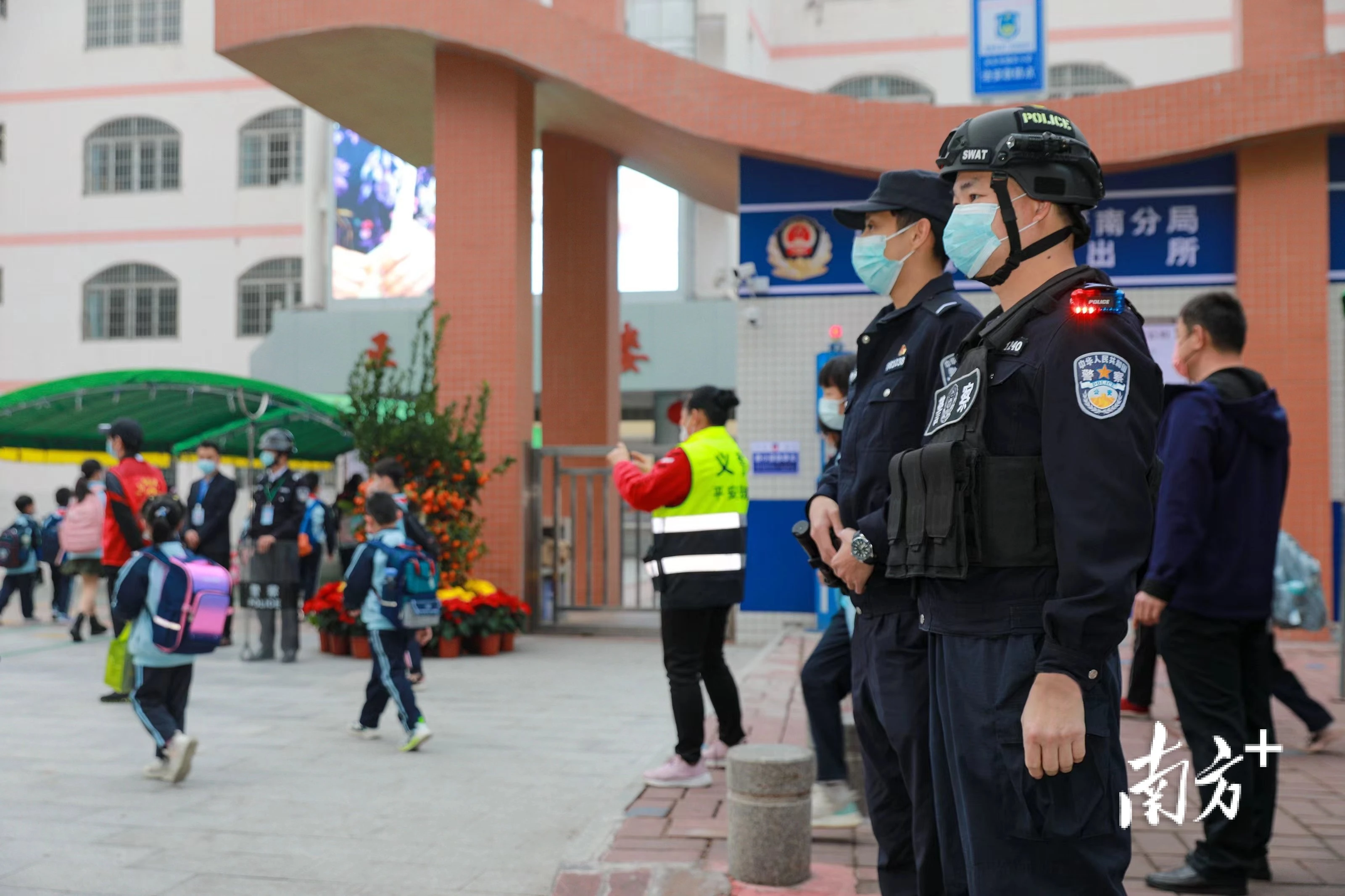 警察护学岗图片