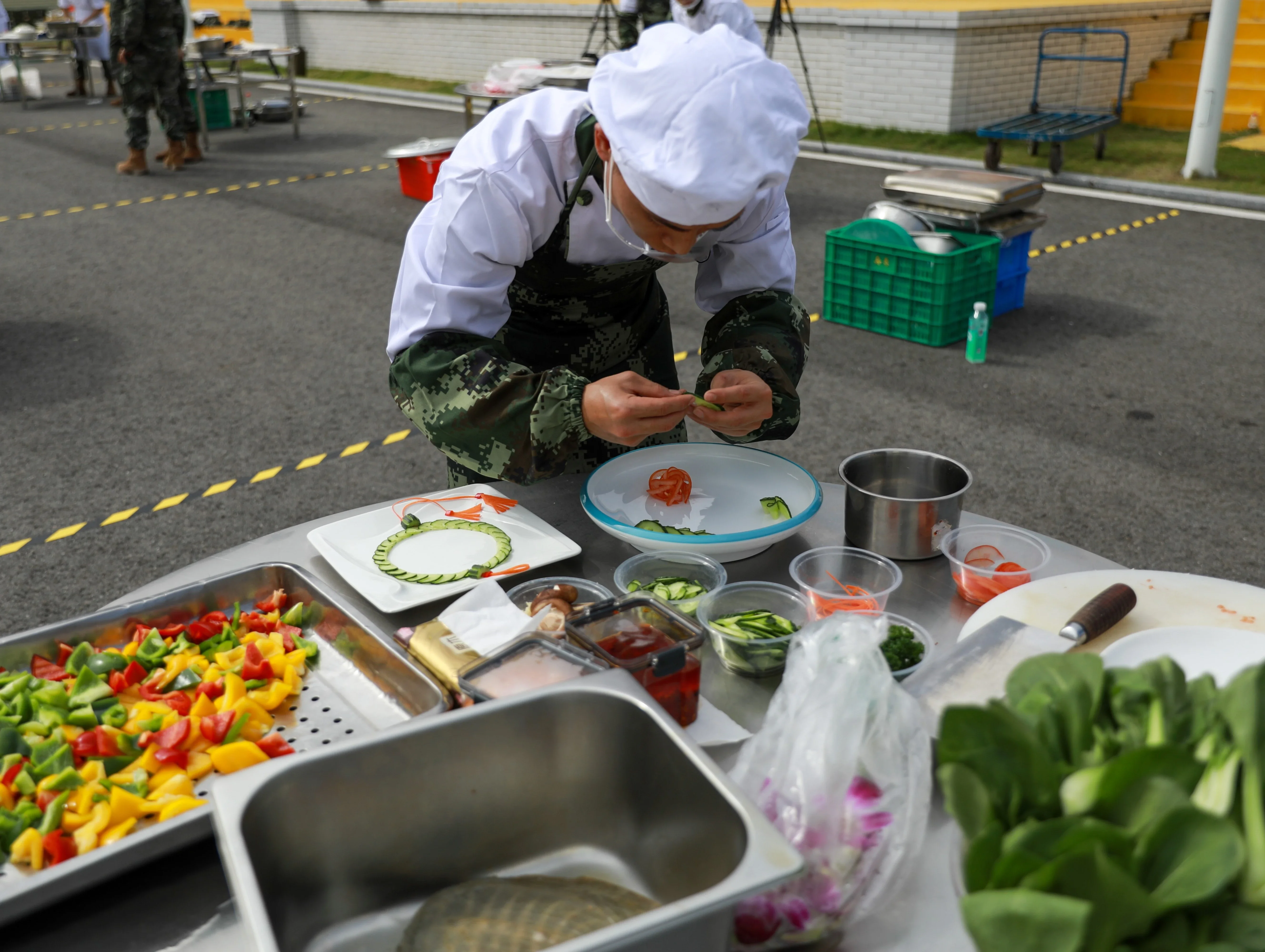 菜品搭配,營養調劑和麵點製作水平,共設置野戰炊事單元展開與撤收