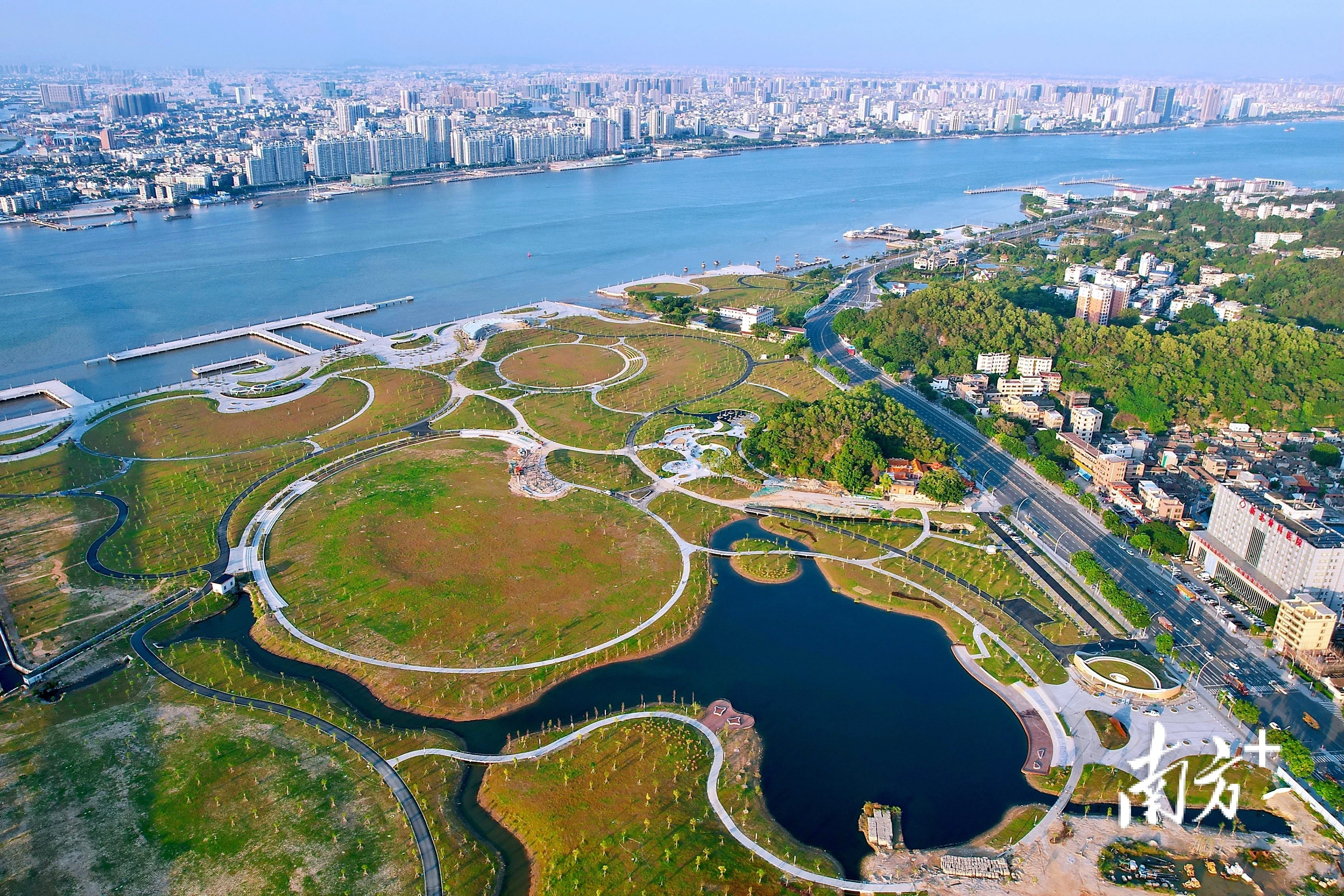 位于汕头内海湾南岸的南滨绿地公园.