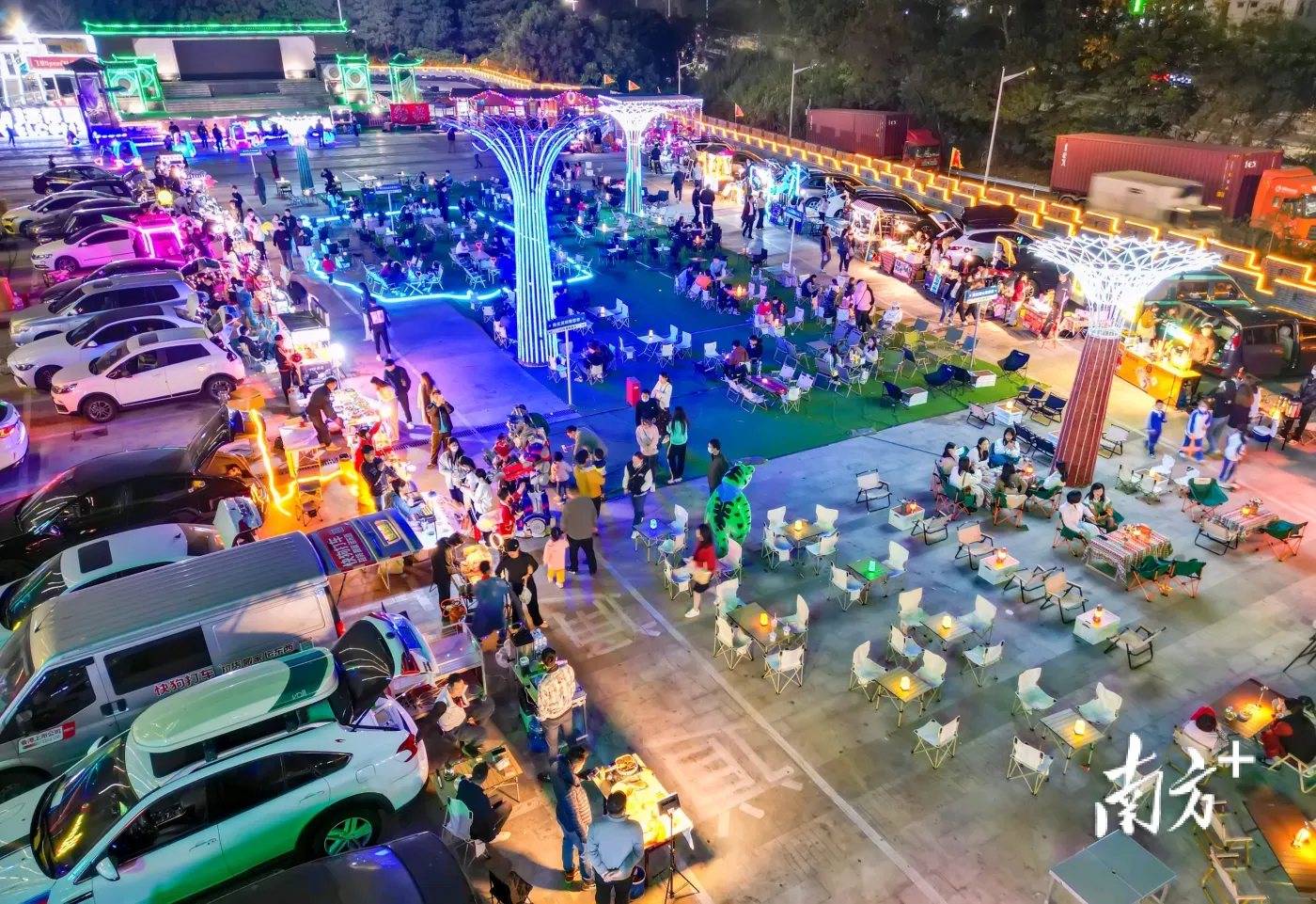 龙岗区茶博园103车尾箱集市晚风轻拂,华灯初上,色彩缤纷的装饰灯缓缓