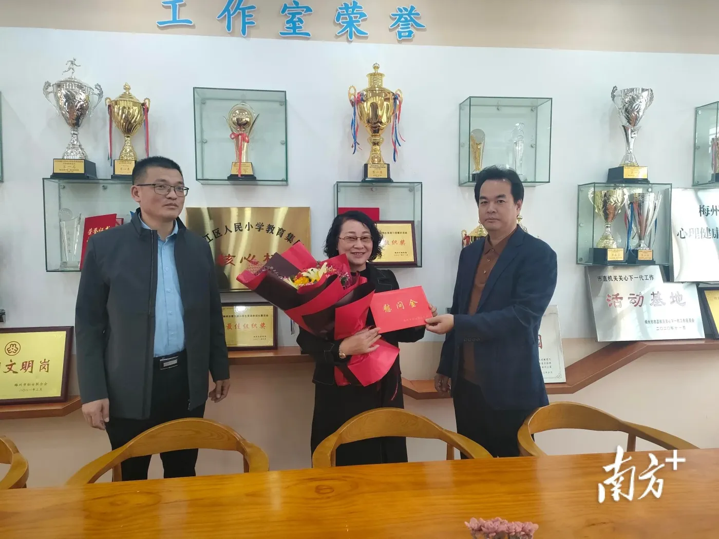 梅江区总工会开展女职工先进集体走访慰问活动