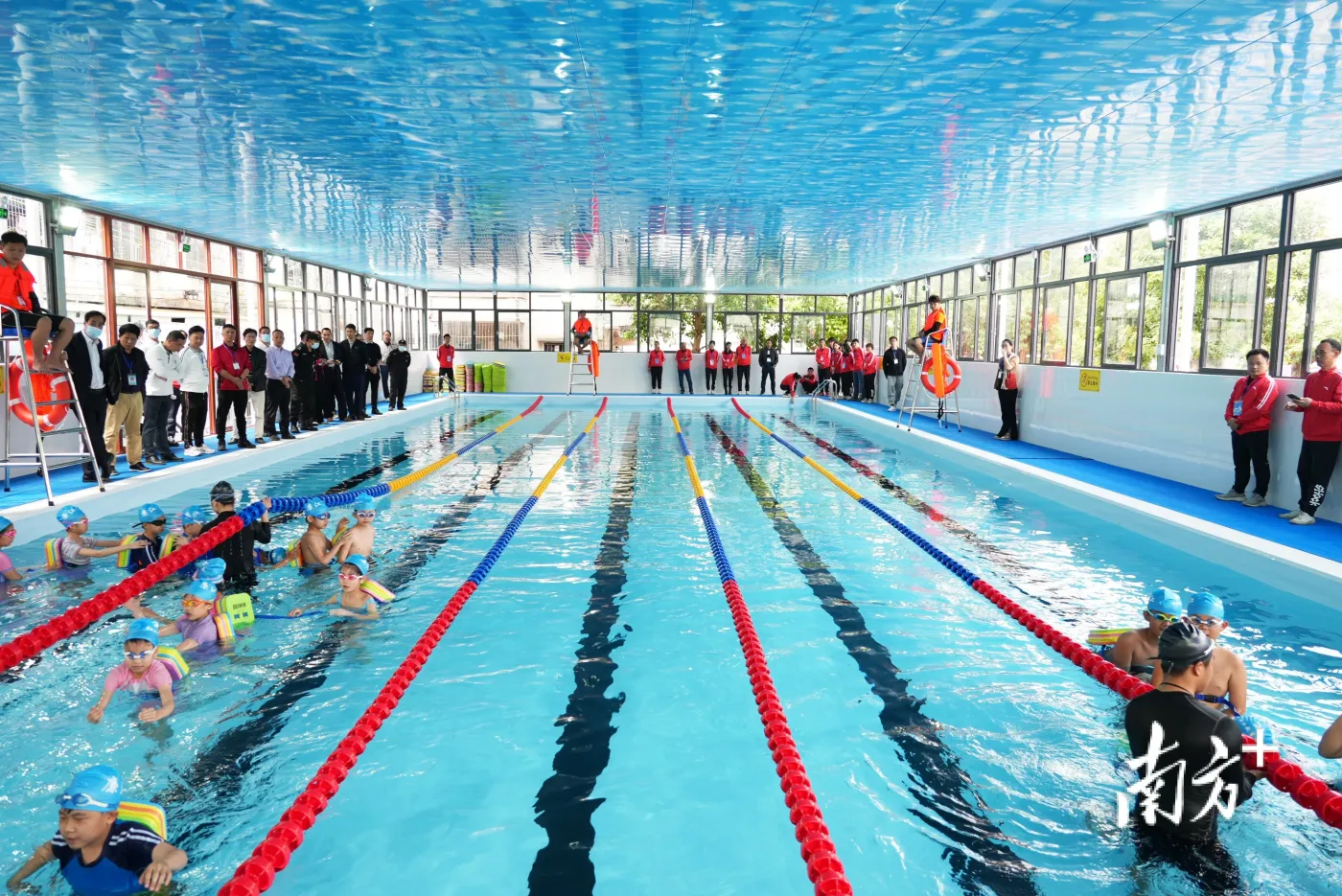 防溺水"泳"往直前!廉江市首个小学恒温游泳馆启用