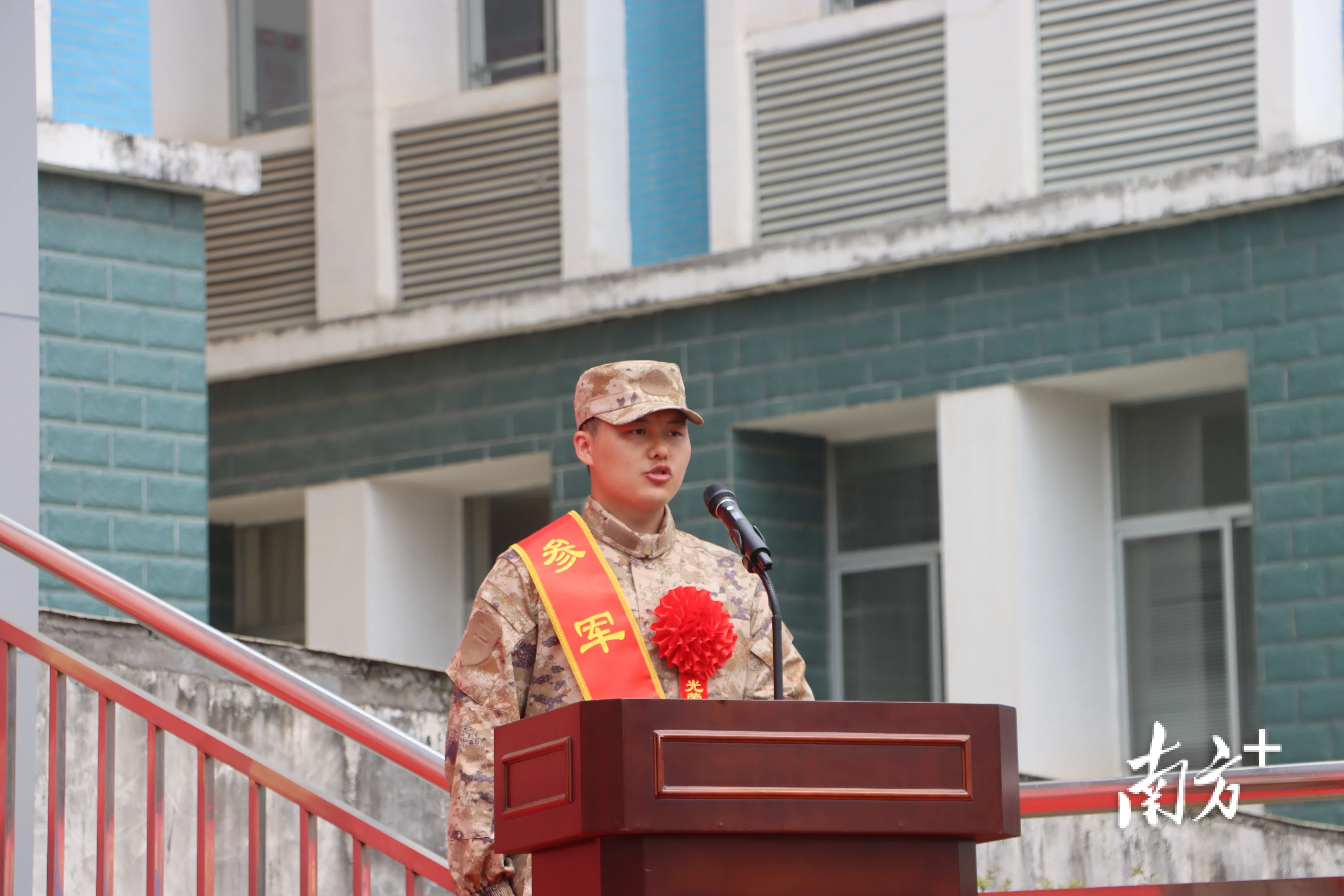 清城区欢送新兵入伍,百余名新兵分批奔赴部队