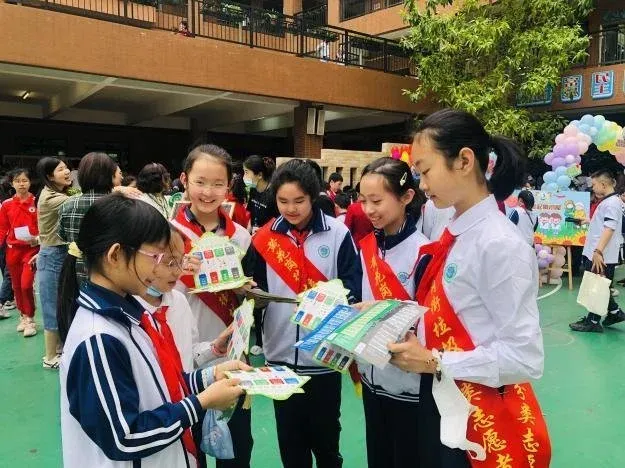 同学变售货员越秀水荫路小学爱心义卖打造绿美校园