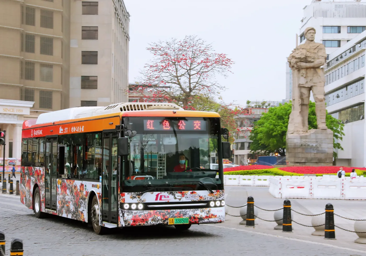 广州公交1路线换装车身印上巨幅岭南木棉画