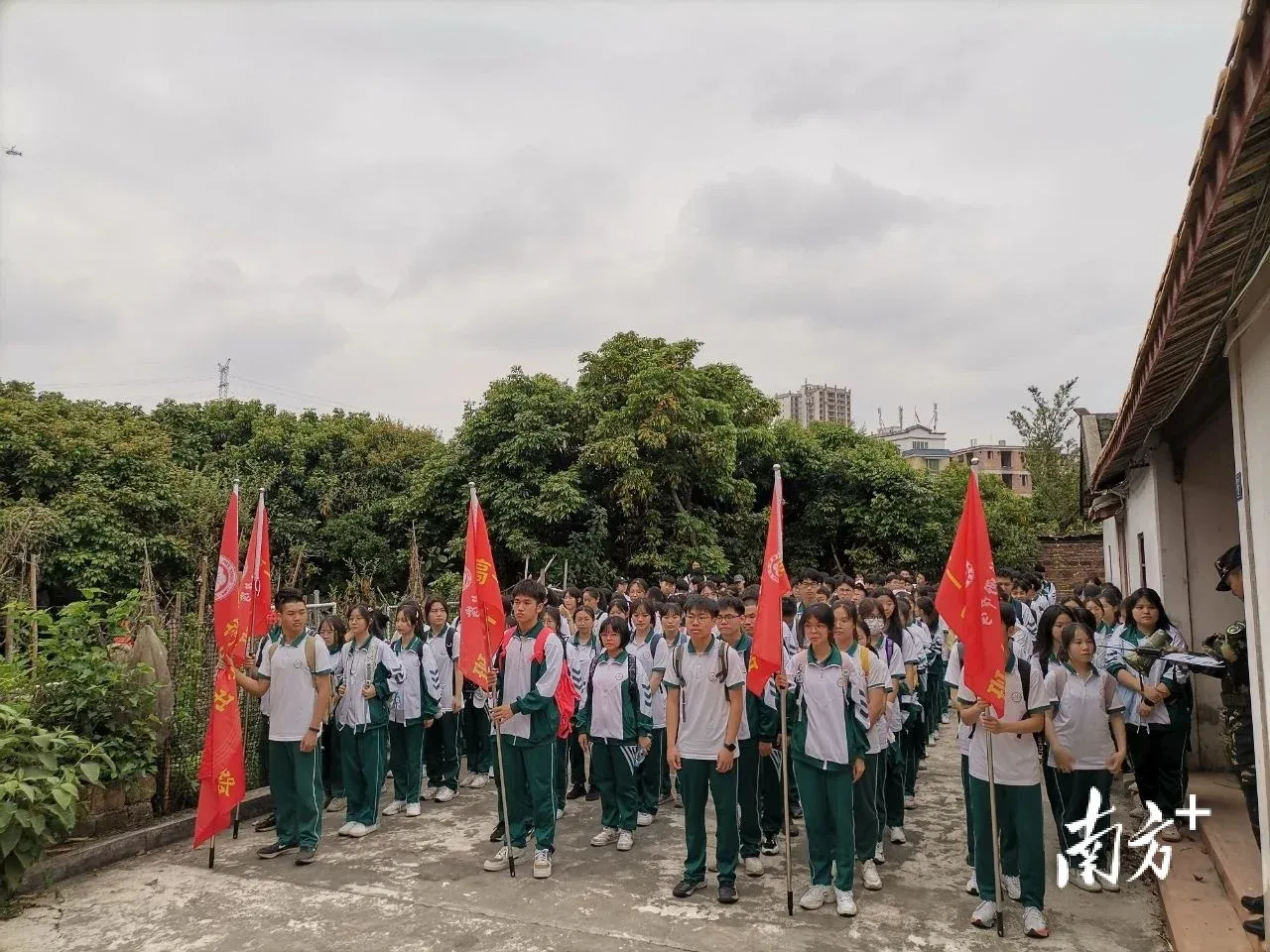 向榜样致敬!梅州中学组织700名学生重走院士求学路
