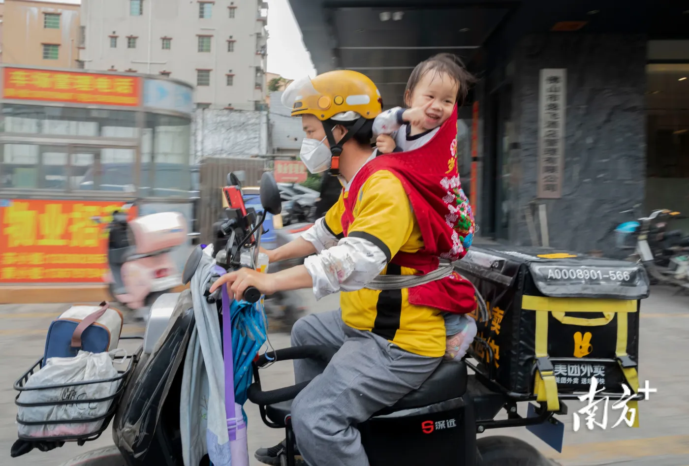 "外卖站负责人张建告诉记者,同事们建议他工作时,孩子由站里的文员