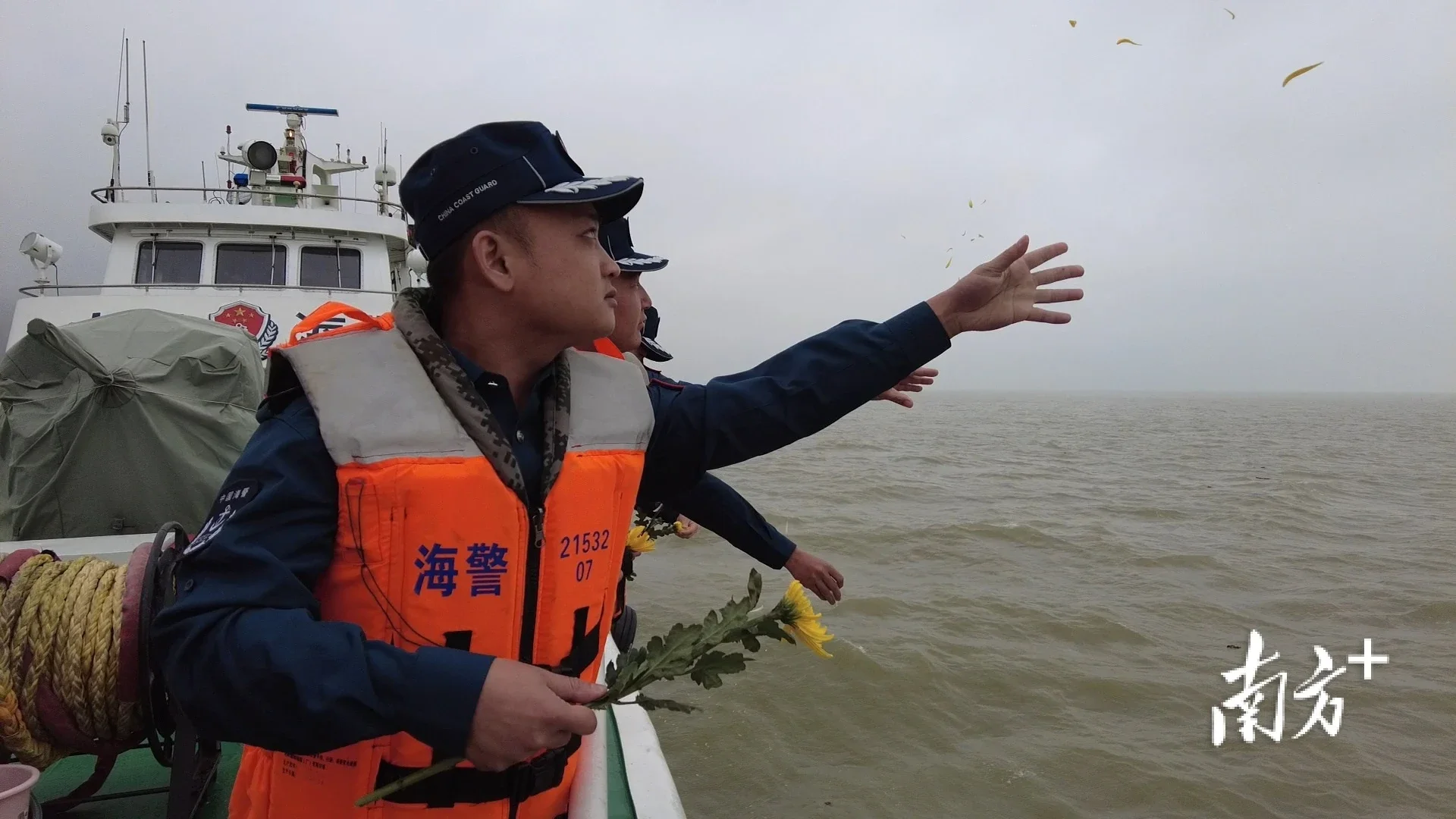 清明祭英魂广东海警执法员这样致敬英烈