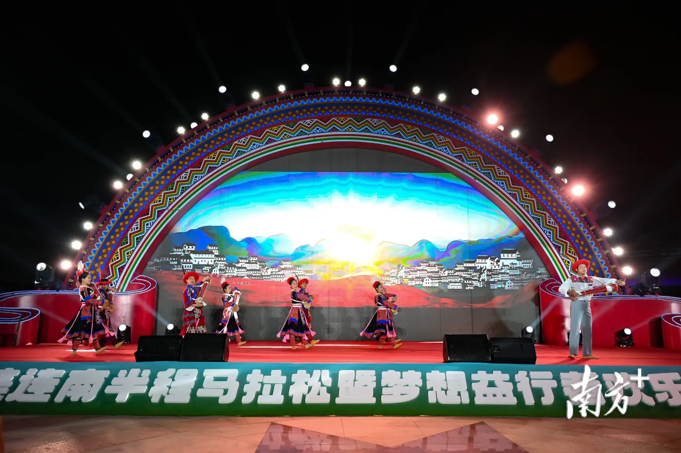 精彩！连南三江源水上瑶台的这场文艺汇演火了-房产资讯-房天下