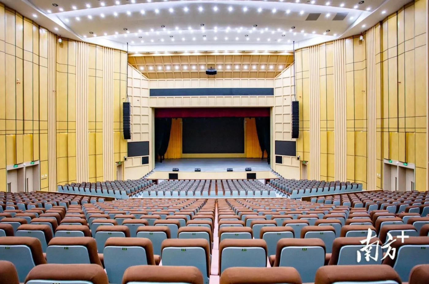 竣工验收信宜市会展中心即将投入运营