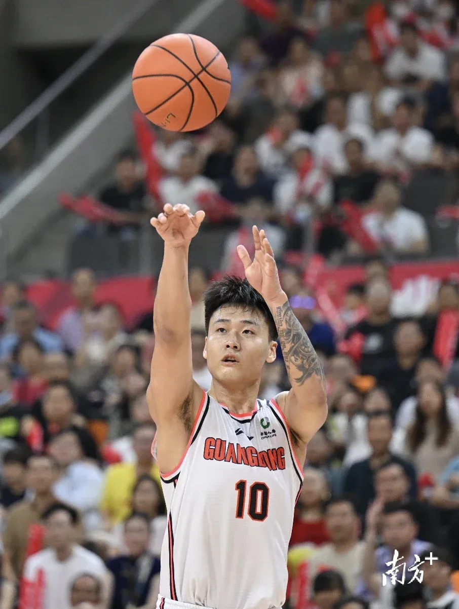 多图|广东宏远主场胜广厦,夺得季后赛赛点