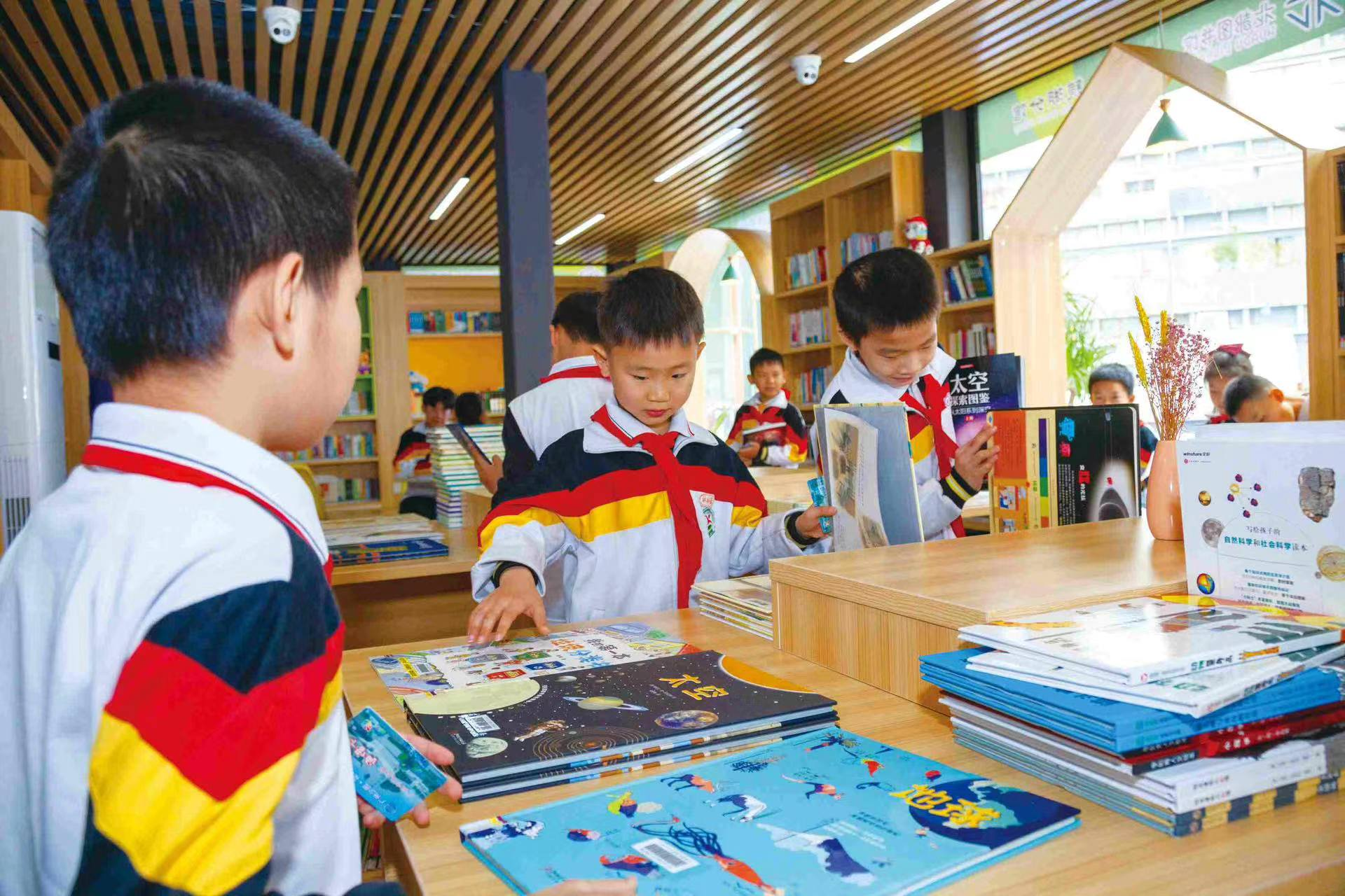 广州少年儿童图书馆联合花都图书馆在花都区新雅街镜湖学校,自由人