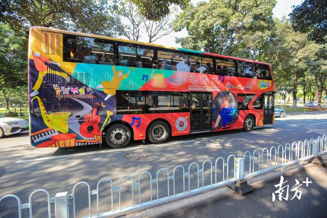 在越秀区商务局指导下,广州巴士集团下属单位广州市双城观光巴士有限