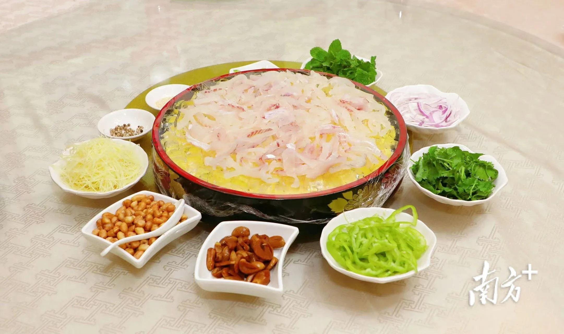 佐料搭配白醋,花生油,蒜蓉,辣椒圈等五华鱼生的主料有鲩鱼,鲫鱼,河鲣