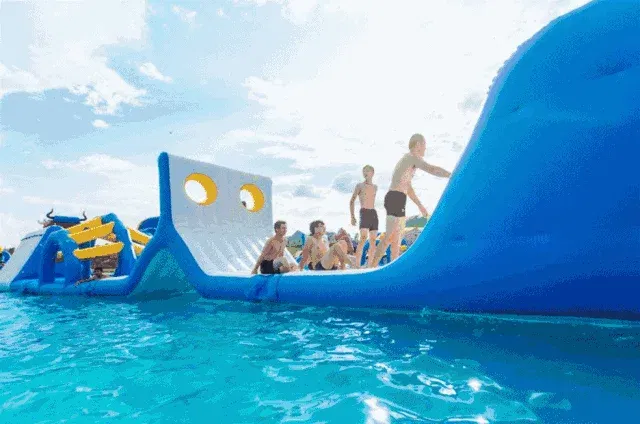 看闯关者摔成落汤鸡的囧样,不用为勇士们,不慎落水惜败而遗憾,亲身上