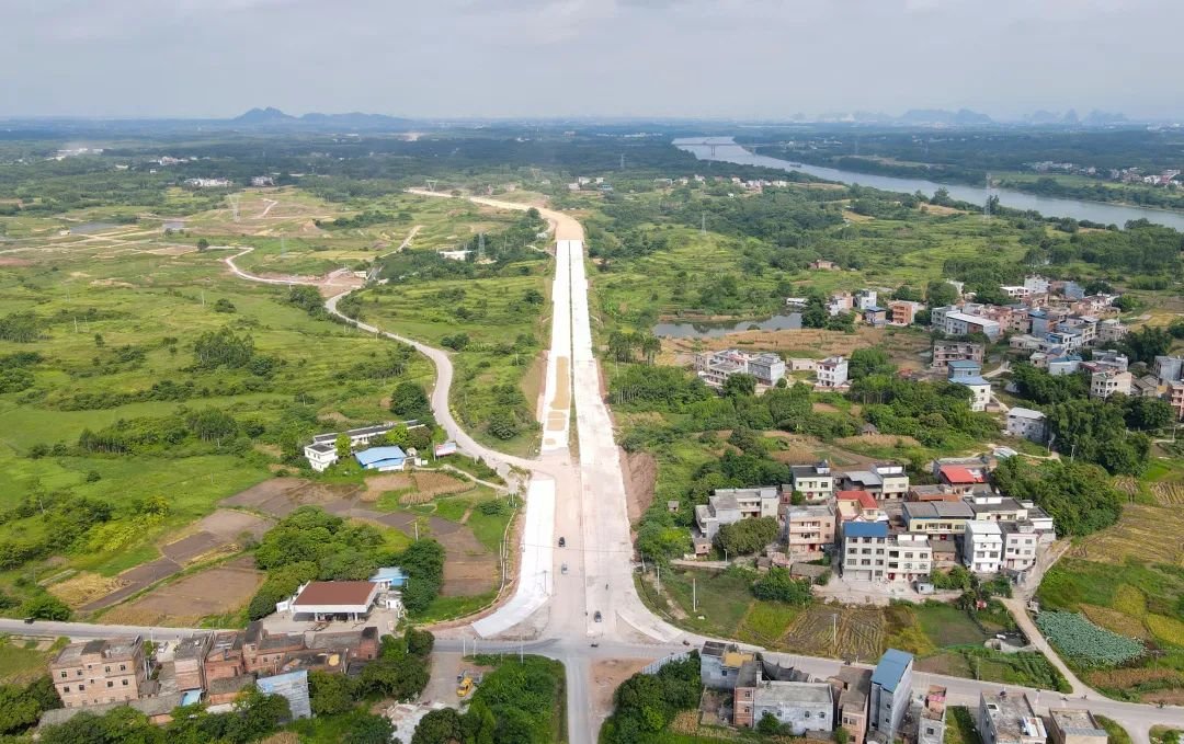 5%,其中岑西村至东津镇路段路基工程完成92%,路面工程完成8%,桥梁工程
