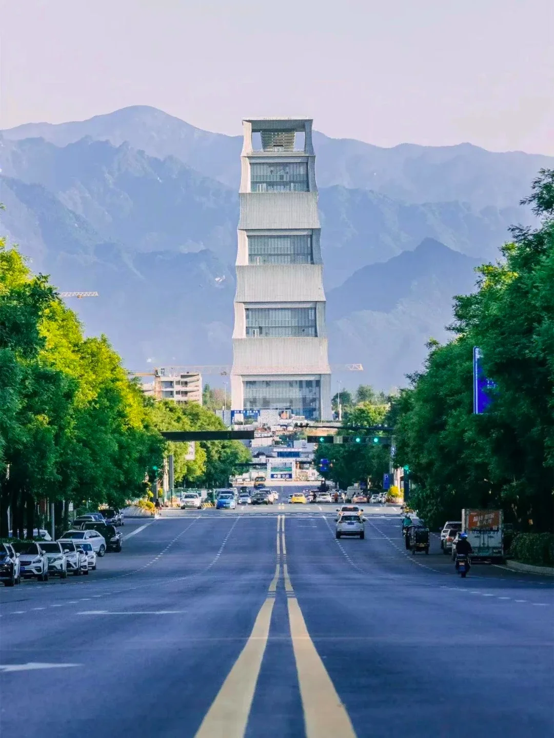 約9萬㎡航天東湖公園,約96畝星河運動公園,約180畝世子公園,現代建築