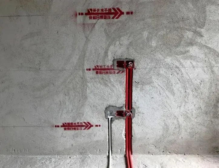 均匀,无缺陷;统一尺寸,同一房间内的开关,插座并列安装时为同一高度