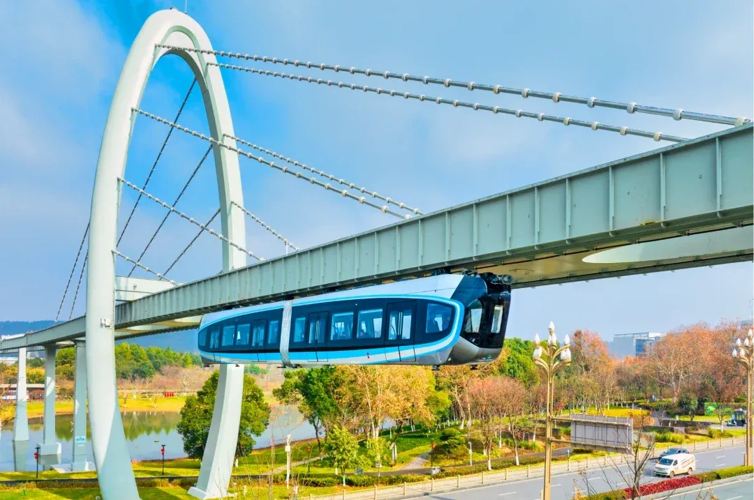 一是湖北现代交通设施线路,包括武汉光谷光子号空轨,长江三峡纯电动