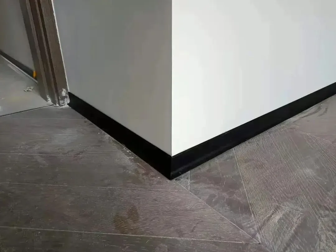 施工质量考量:暗贴踢脚线对施工质量的要求颇为严格,必须确保墙面平整