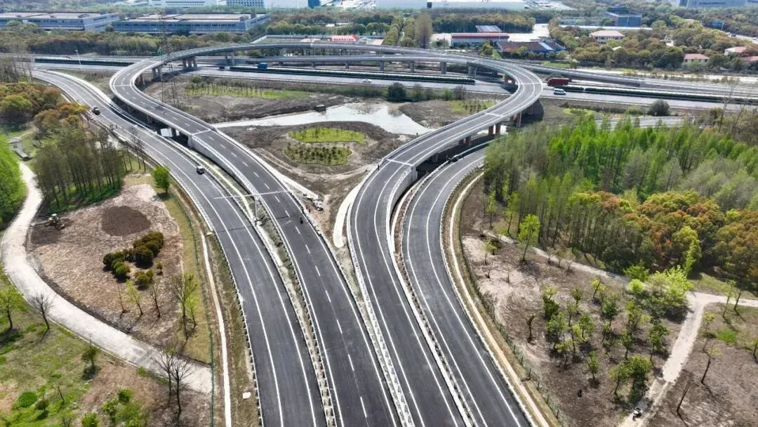 收费站建设已基本完成目前即将通车沪宜高速金仓湖互通工程基本完工