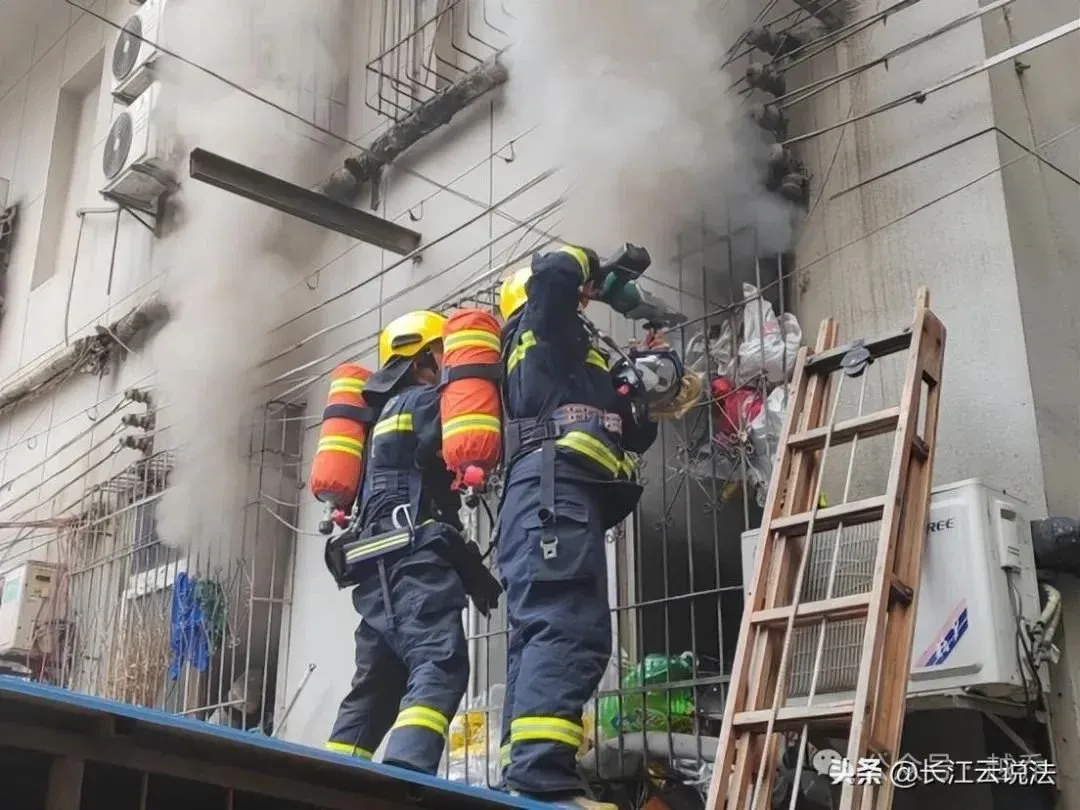 武汉一龙虾店突发火灾!