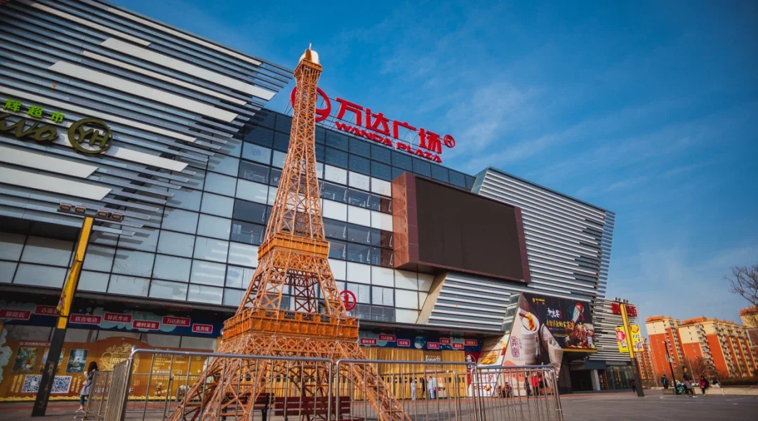 周边配套丰富,1站地铁距离内即可抵达万达广场与大悦春风里,轻松享受