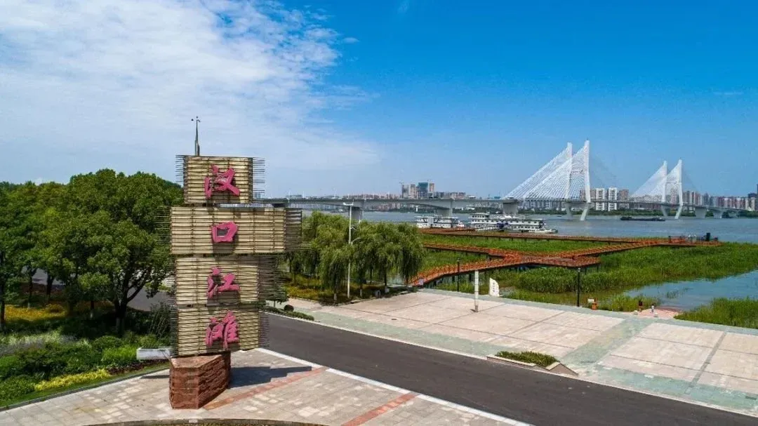 早就火爆小红书的古德寺,推窗可见,与长江的直线距离仅仅700m,徒步