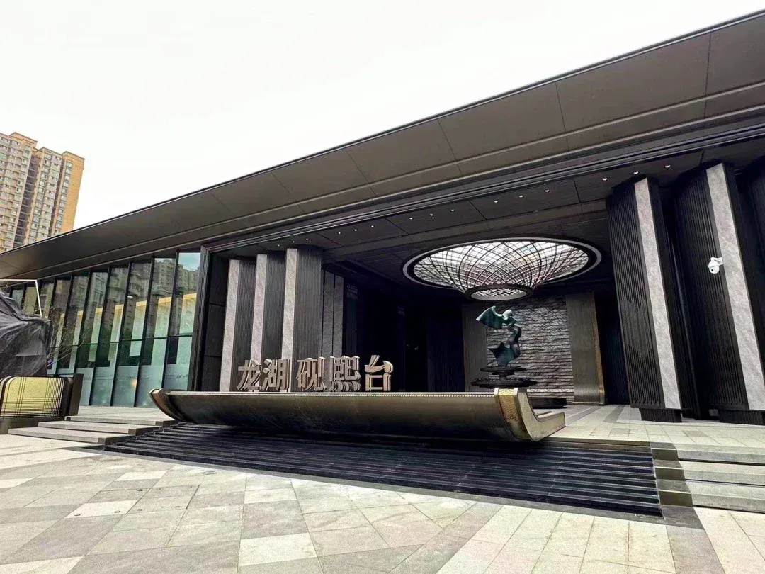 从人居角度来看,周边社区比较多,像龙湖香醍国际社区,灞业大境,沁水