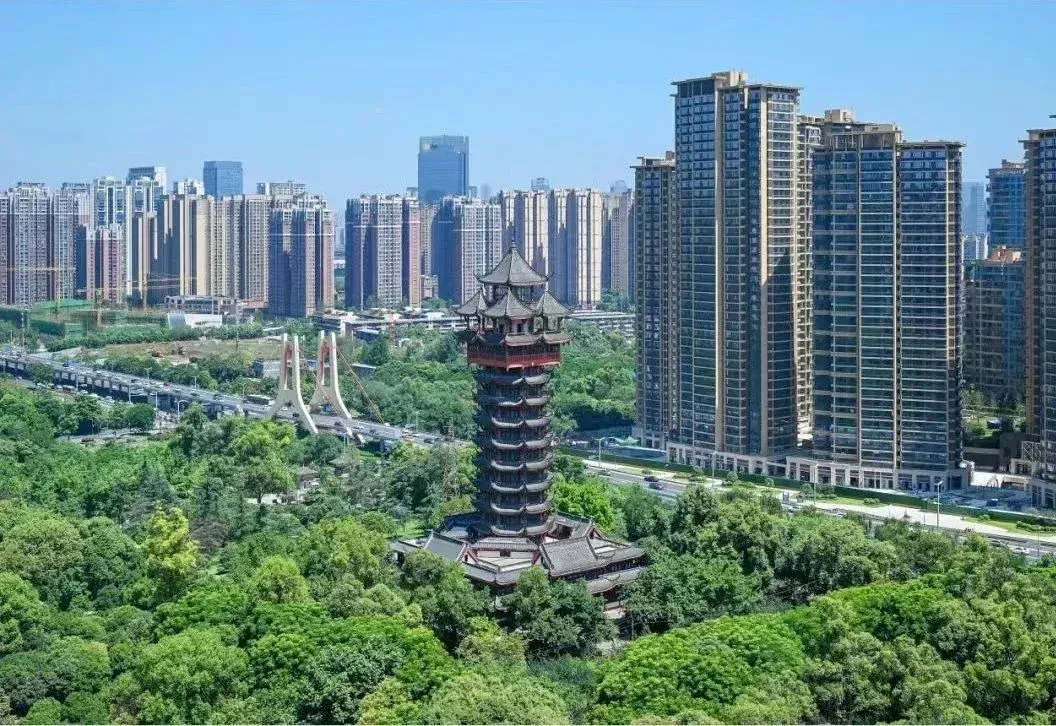 面积约410亩的塔子山公园,是成都著名的"公园城市地标",登上阁楼可