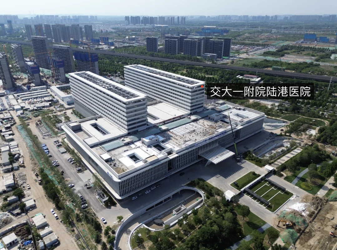 且在秦汉大道南侧方向,为临近工程尾声的交大一附院
