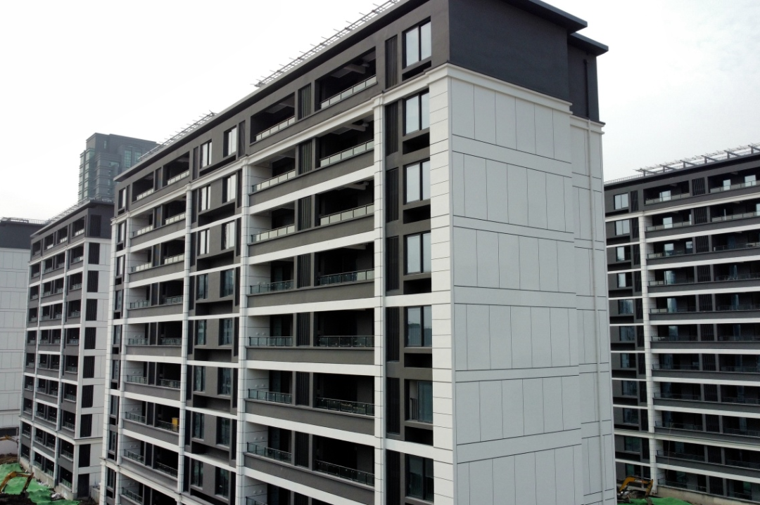 只需再贴装面板即可,等这些装饰构件安装好,届时房子将变得更加美观