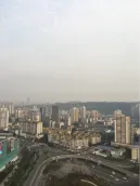 ����E����