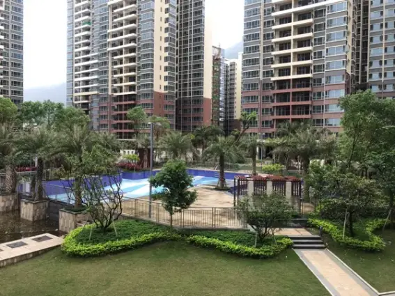 雅居蓝湾对面有医院,旁边有中学,位置好多了,楼盘也很大,带装修的