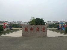 凤城 胜利黄海花园一楼124平毛坯房送阳台车库,售价46万