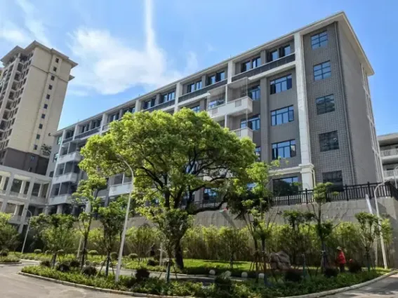 中冶·黄石公园怎么样:磁湖北岸中学就在小区边上.