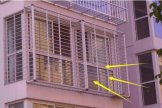 阳台装防盗网已经过时了,现在都流行装这种代替,美观又实用